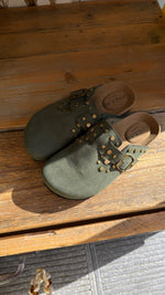 Afbeelding in Gallery-weergave laden, Insteker/ studs/ kaki/ MAUREEN
