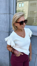 Afbeelding in Gallery-weergave laden, Blouse/ v- hals/ volant/ crème /CHRISTY
