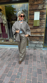 Afbeelding in Gallery-weergave laden, Poncho/ jas/wol/taupe/COLETTE
