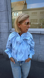 Afbeelding in Gallery-weergave laden, Blouse strik/ lichtblauw /GERMAINE
