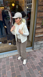 Afbeelding in Gallery-weergave laden, Bodywarmer/ crème JOAN

