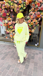 Afbeelding in Gallery-weergave laden, Sweater streep/ fluo geel/ hart
