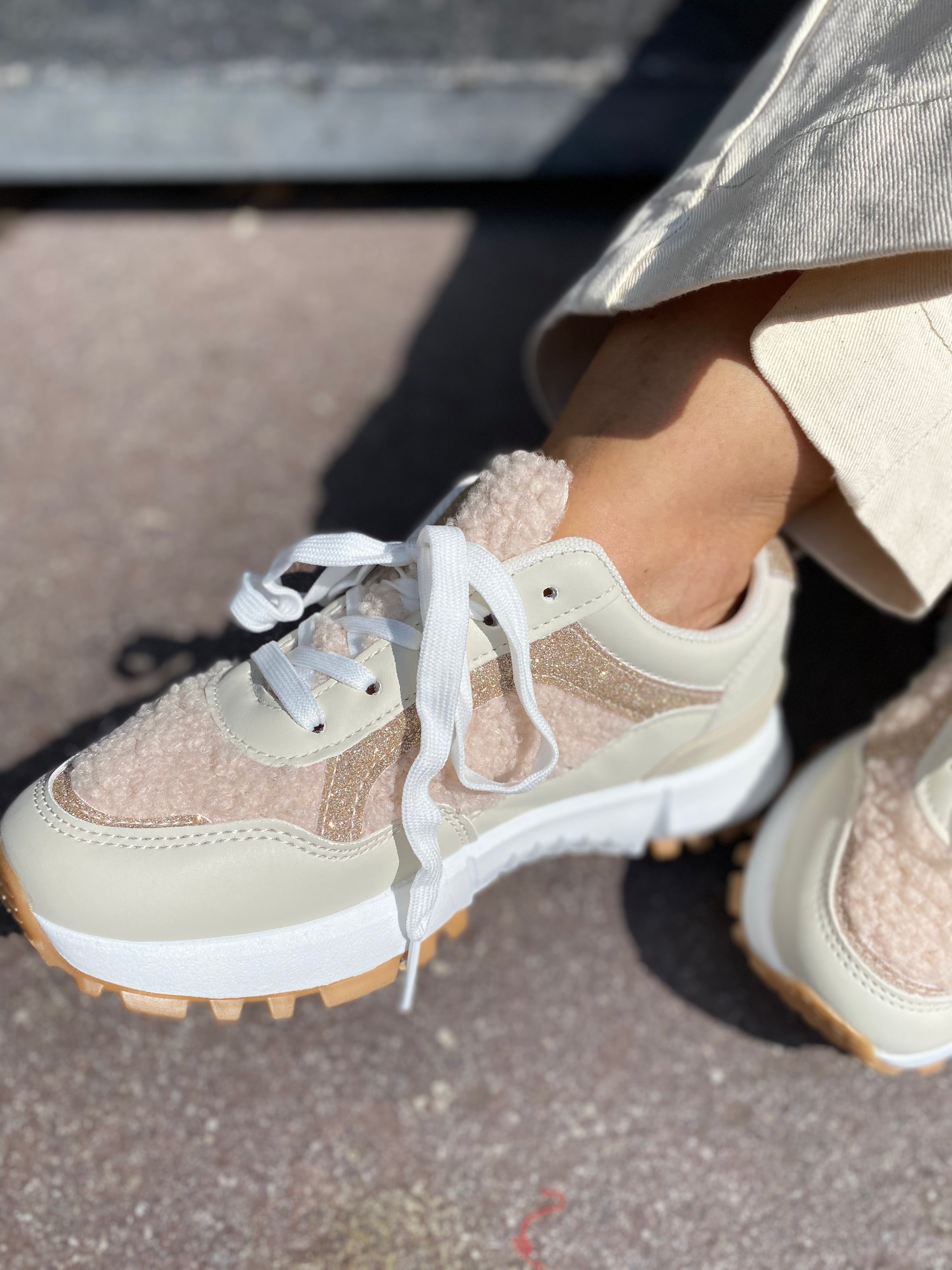 Sneaker beige met bontje/ ANNA