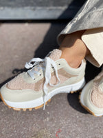 Afbeelding in Gallery-weergave laden, Sneaker beige met bontje/ ANNA
