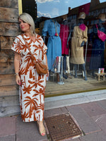 Afbeelding in Gallery-weergave laden, Jurk met Palm/ cognac/SAAR
