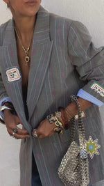 Video laden en afspelen in Gallery-weergave, Musthave blazer/ NEVER FULLY DRESSED
